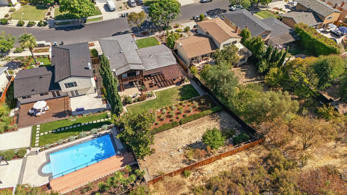 Detail Gallery Image 8 of 59 For 910 Foothill Dr, San Jose,  CA 95123 - 4 Beds | 2/1 Baths