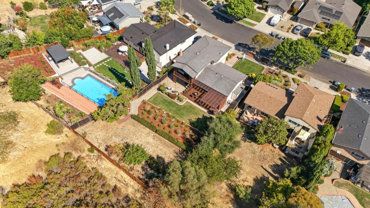 Detail Gallery Image 9 of 59 For 910 Foothill Dr, San Jose,  CA 95123 - 4 Beds | 2/1 Baths