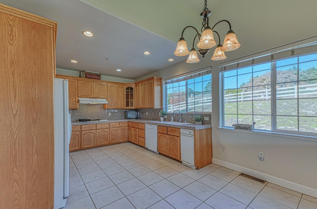 Detail Gallery Image 11 of 52 For 9451 Eagle Way, Salinas,  CA 93907 - 5 Beds | 4 Baths