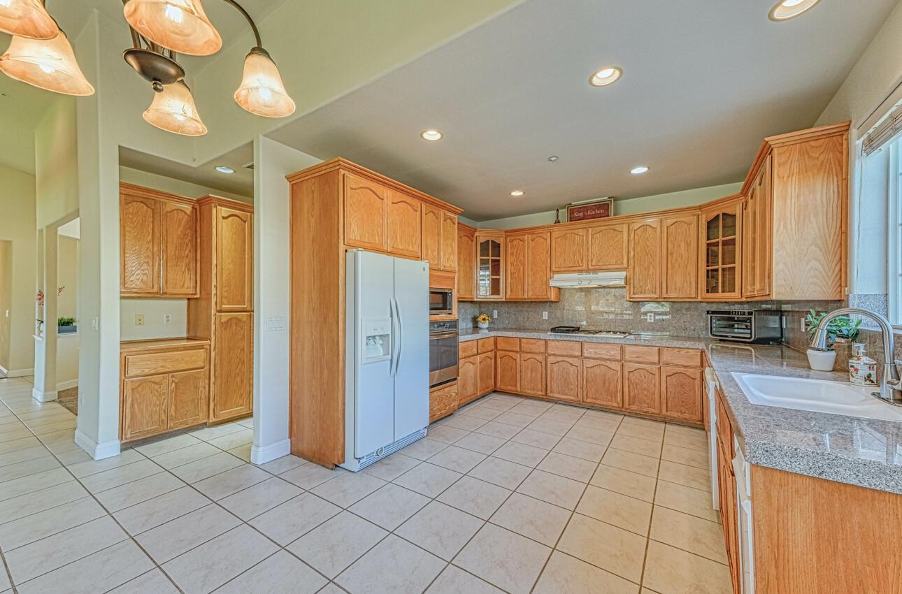 Detail Gallery Image 12 of 52 For 9451 Eagle Way, Salinas,  CA 93907 - 5 Beds | 4 Baths