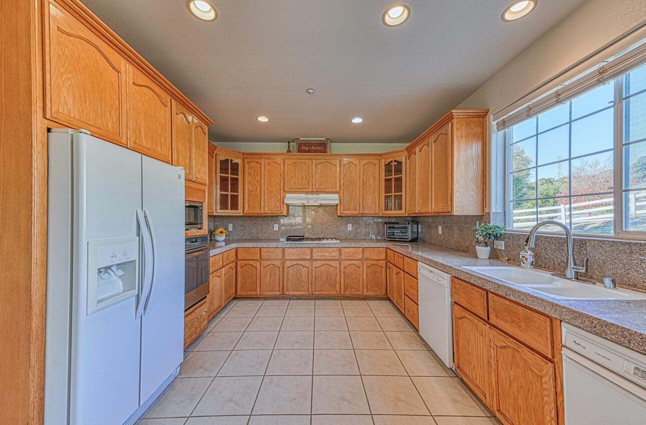 Detail Gallery Image 13 of 52 For 9451 Eagle Way, Salinas,  CA 93907 - 5 Beds | 4 Baths