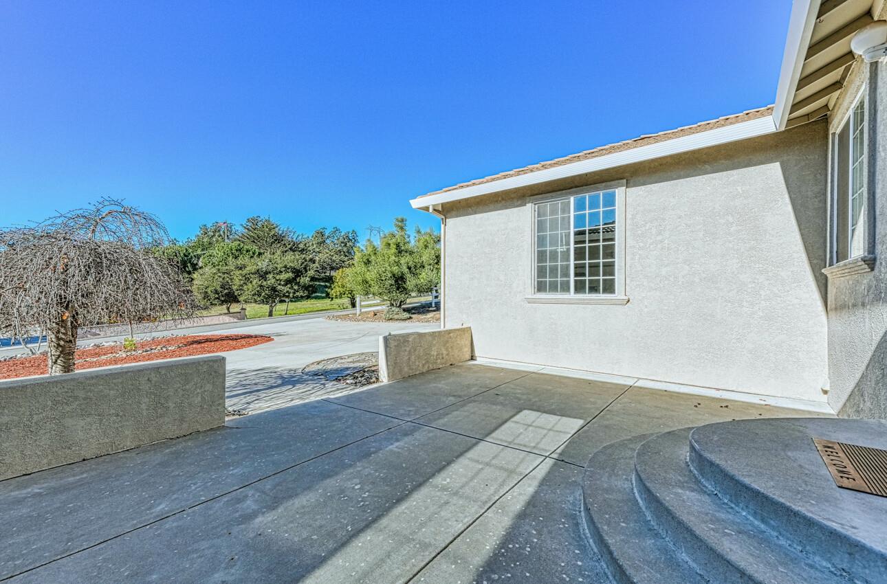 Detail Gallery Image 4 of 52 For 9451 Eagle Way, Salinas,  CA 93907 - 5 Beds | 4 Baths