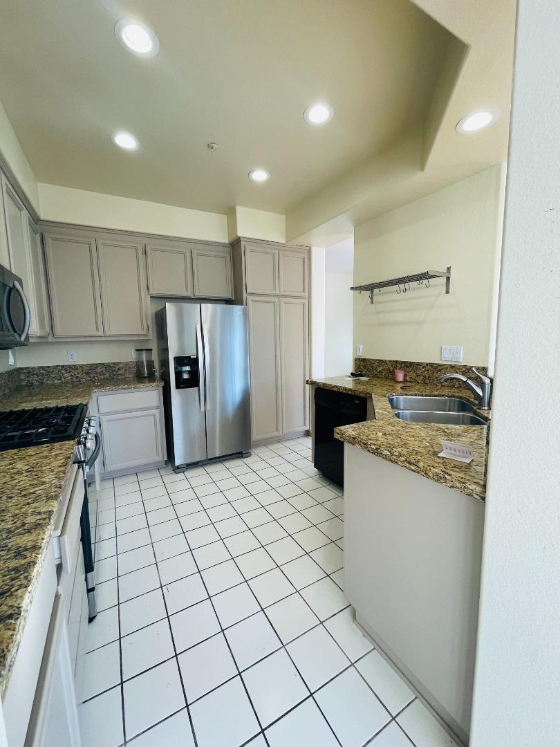 Detail Gallery Image 6 of 42 For 596 Shoal Cir, Redwood Shores,  CA 94065 - 2 Beds | 2/1 Baths