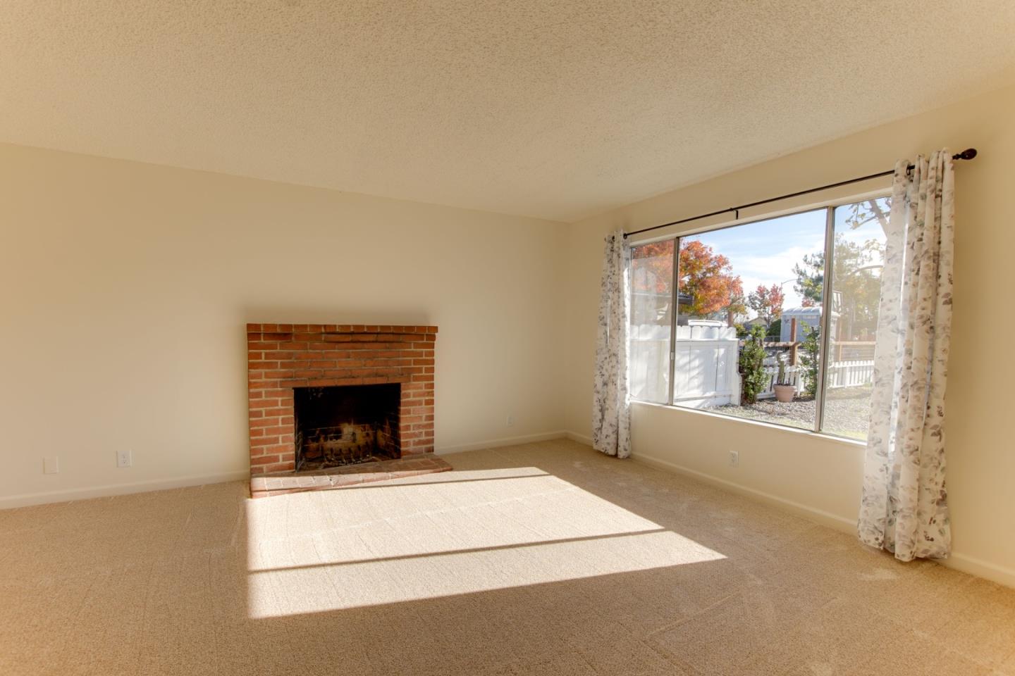 Detail Gallery Image 5 of 25 For 1340 Crestview Dr, Hollister,  CA 95023 - 3 Beds | 1/1 Baths