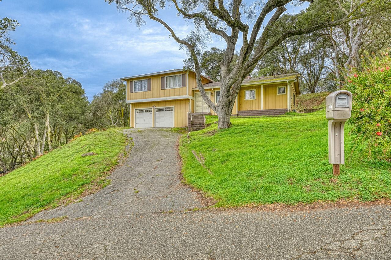 Detail Gallery Image 4 of 5 For 18105 Wylie Hill Ln, Salinas,  CA 93907 - 4 Beds | 2/1 Baths