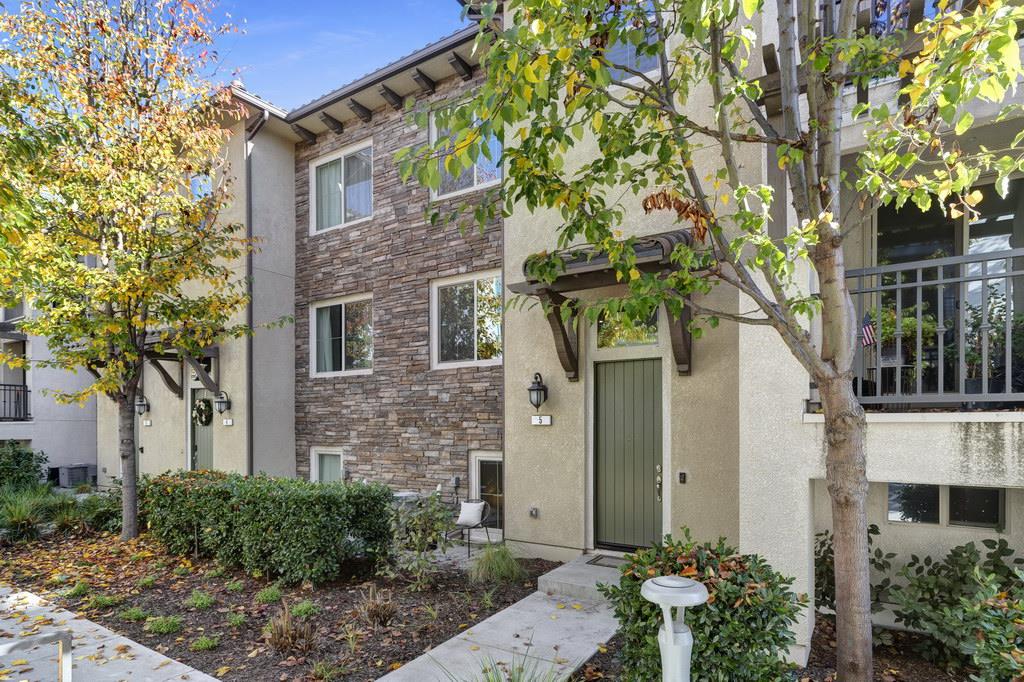 Detail Gallery Image 4 of 72 For 186 William Manly St #5,  San Jose,  CA 95136 - 4 Beds | 3/1 Baths