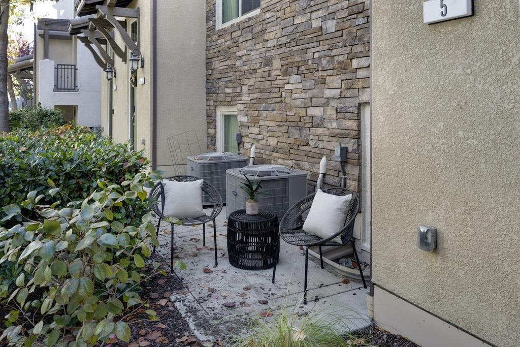 Detail Gallery Image 5 of 72 For 186 William Manly St #5,  San Jose,  CA 95136 - 4 Beds | 3/1 Baths