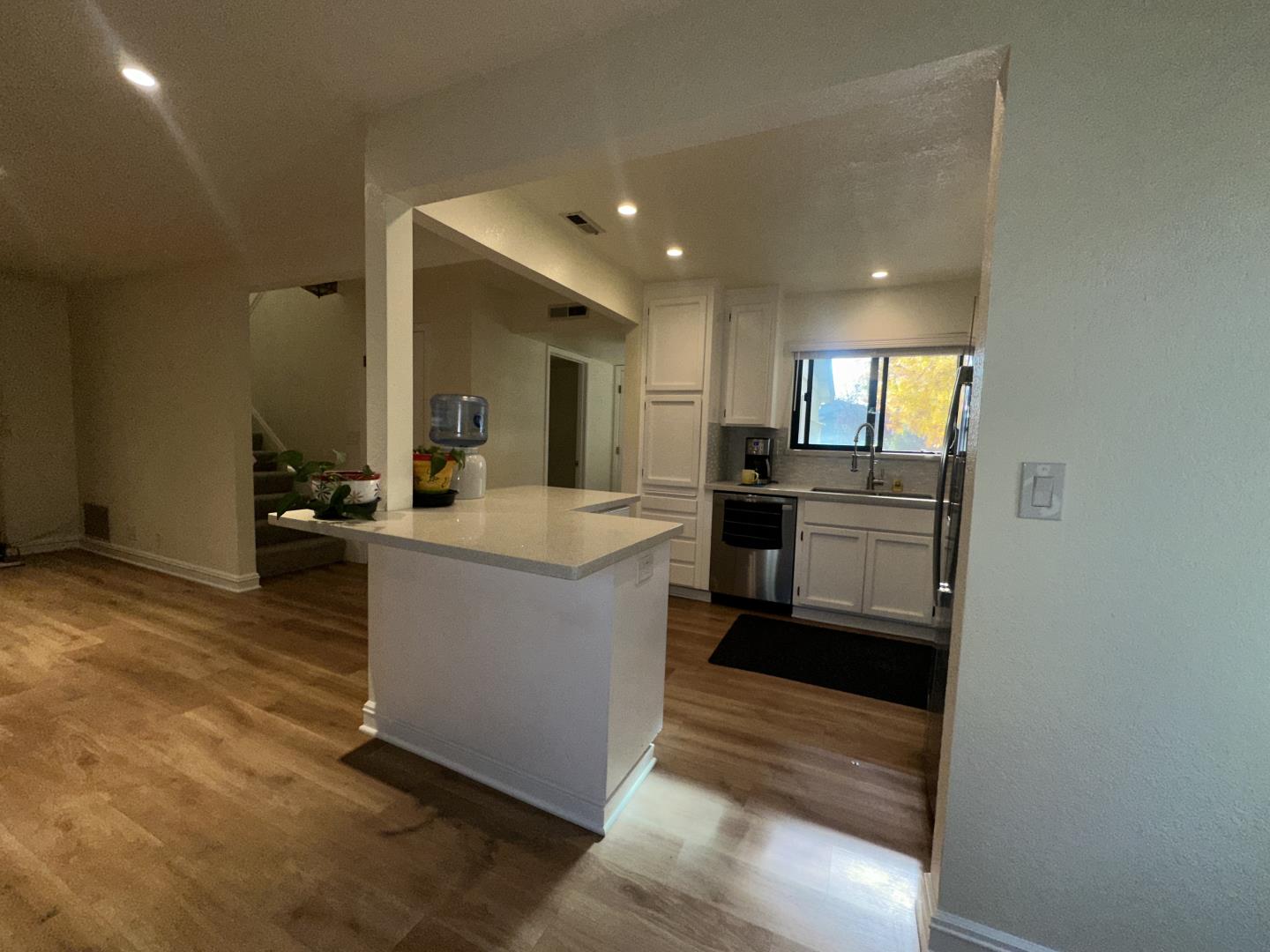 Detail Gallery Image 5 of 28 For 572 Spinnaker Ct, Santa Cruz,  CA 95062 - 2 Beds | 1/1 Baths