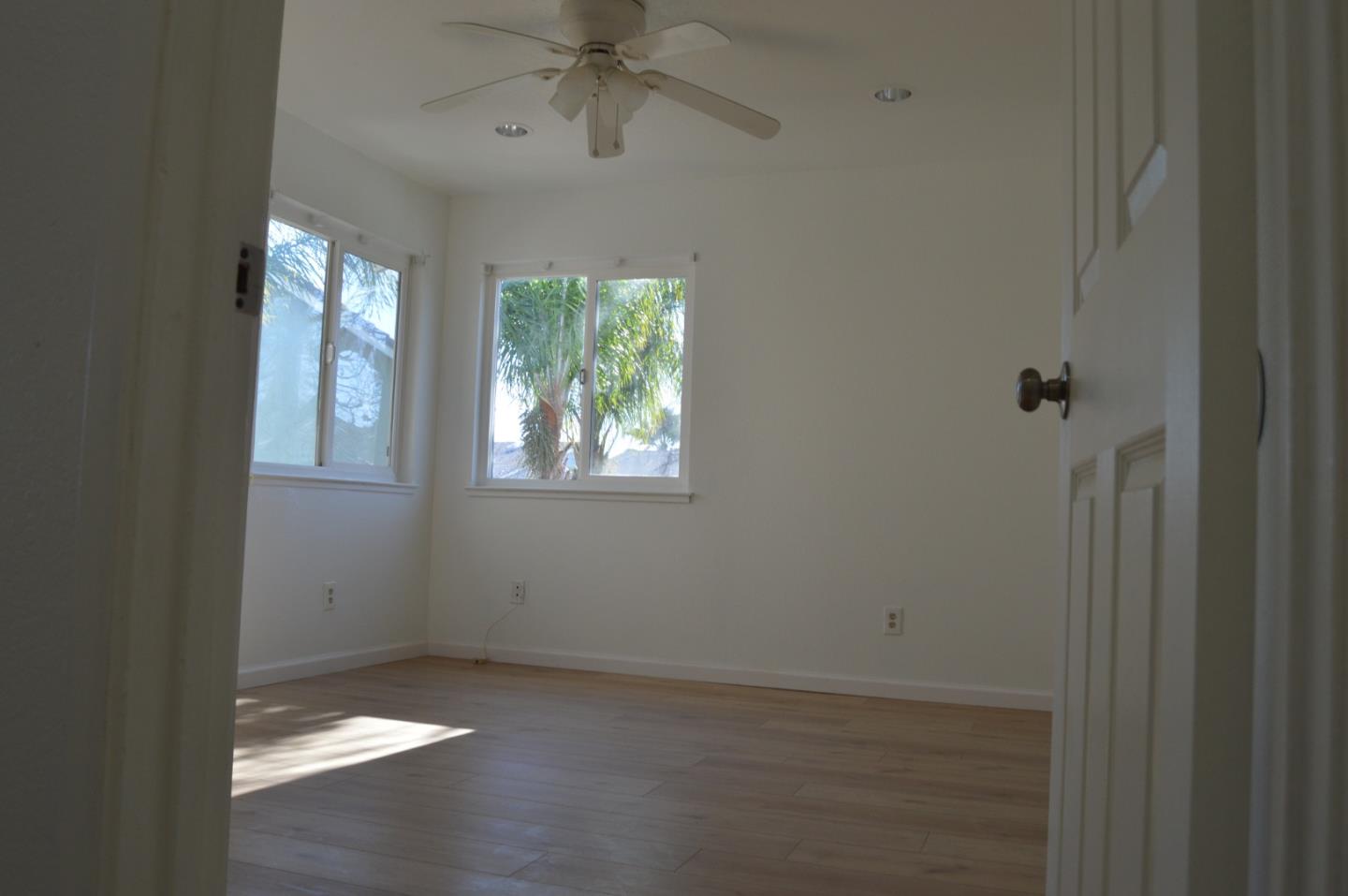 Detail Gallery Image 14 of 51 For 161 Edgewater Pl, Pittsburg,  CA 94565 - 4 Beds | 2/1 Baths