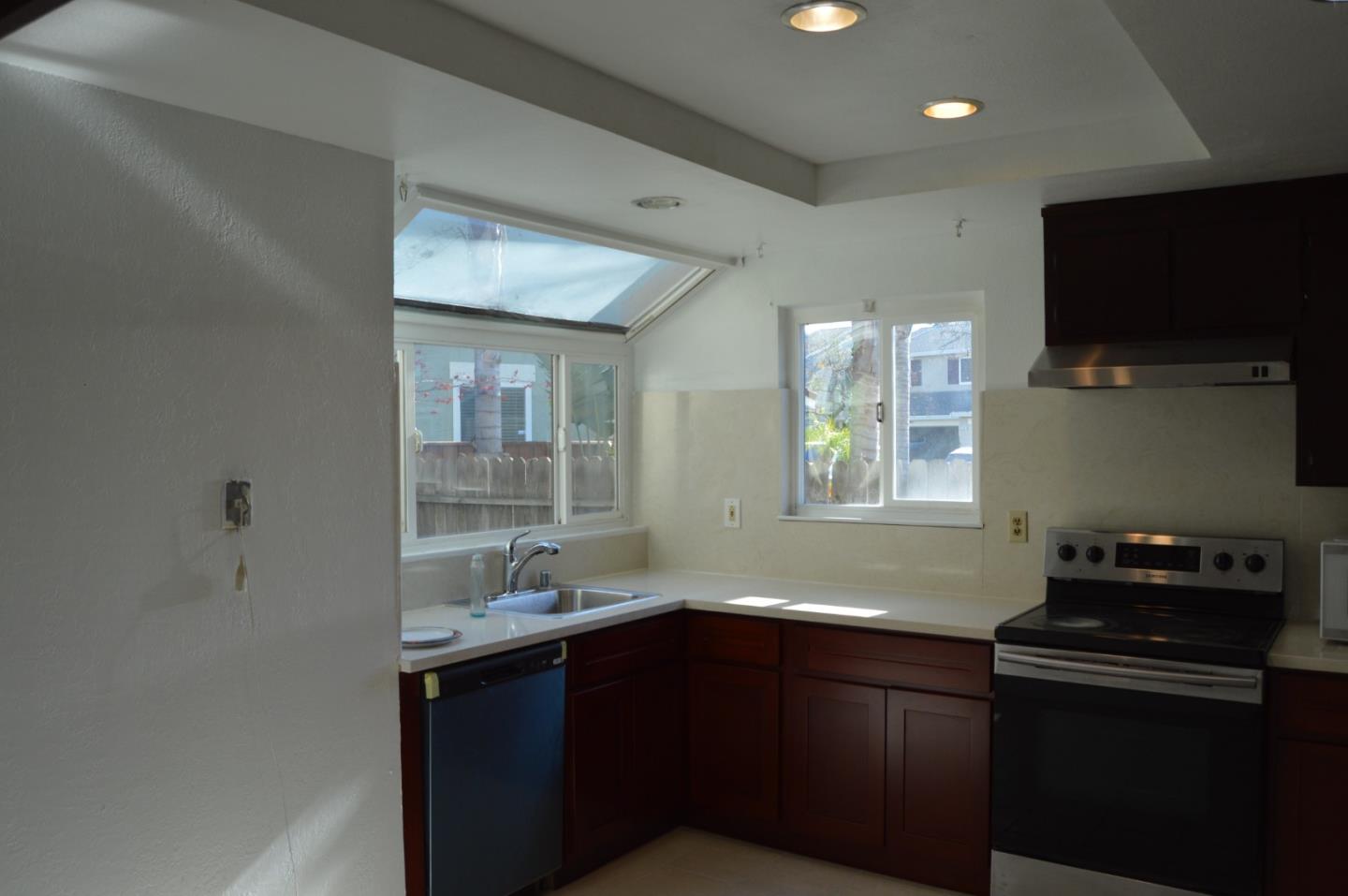 Detail Gallery Image 32 of 51 For 161 Edgewater Pl, Pittsburg,  CA 94565 - 4 Beds | 2/1 Baths