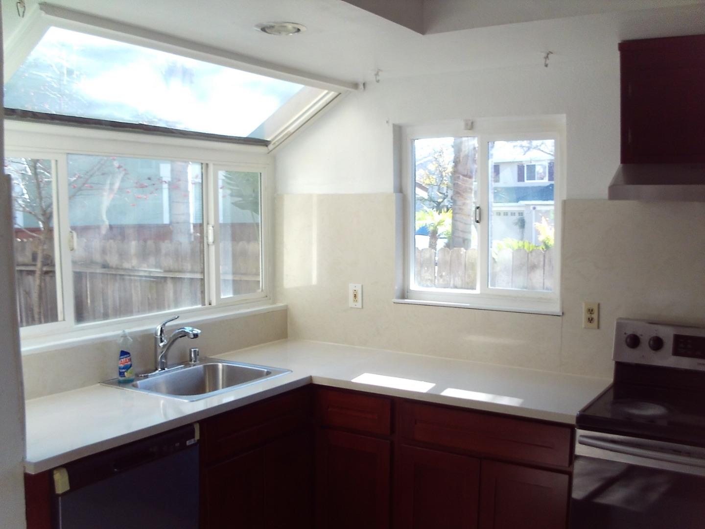 Detail Gallery Image 6 of 51 For 161 Edgewater Pl, Pittsburg,  CA 94565 - 4 Beds | 2/1 Baths