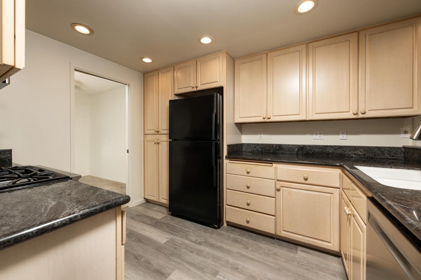 Detail Gallery Image 10 of 26 For 15 Havenridge Ct, San Mateo,  CA 94402 - 3 Beds | 2/1 Baths