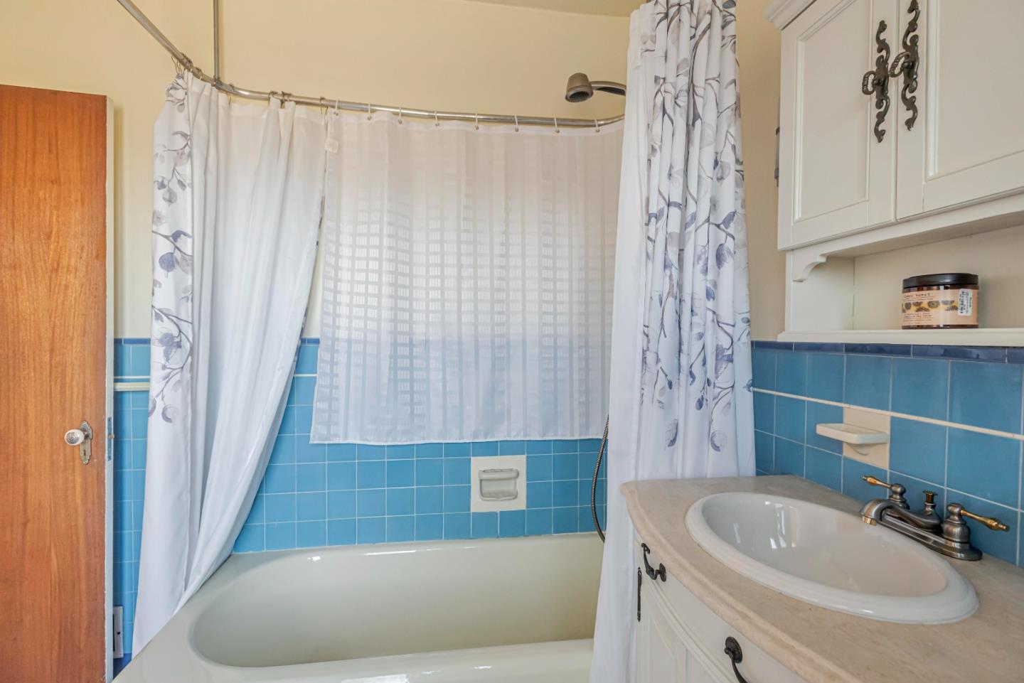 Detail Gallery Image 36 of 45 For 2910 Hillside Dr, Burlingame,  CA 94010 - 3 Beds | 2 Baths