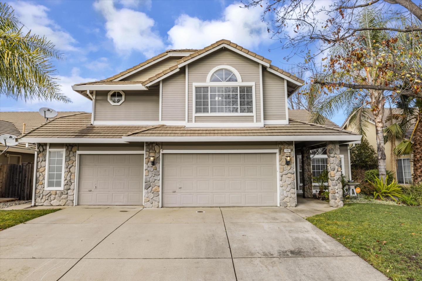 Detail Gallery Image 1 of 1 For 1867 Avenida Martina, Roseville,  CA 95747 - 5 Beds | 3 Baths