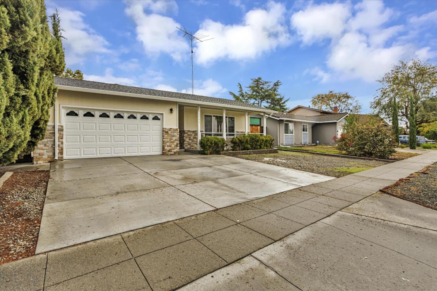 Detail Gallery Image 1 of 34 For 2082 Muirwood Way, San Jose,  CA 95132 - 3 Beds | 2 Baths