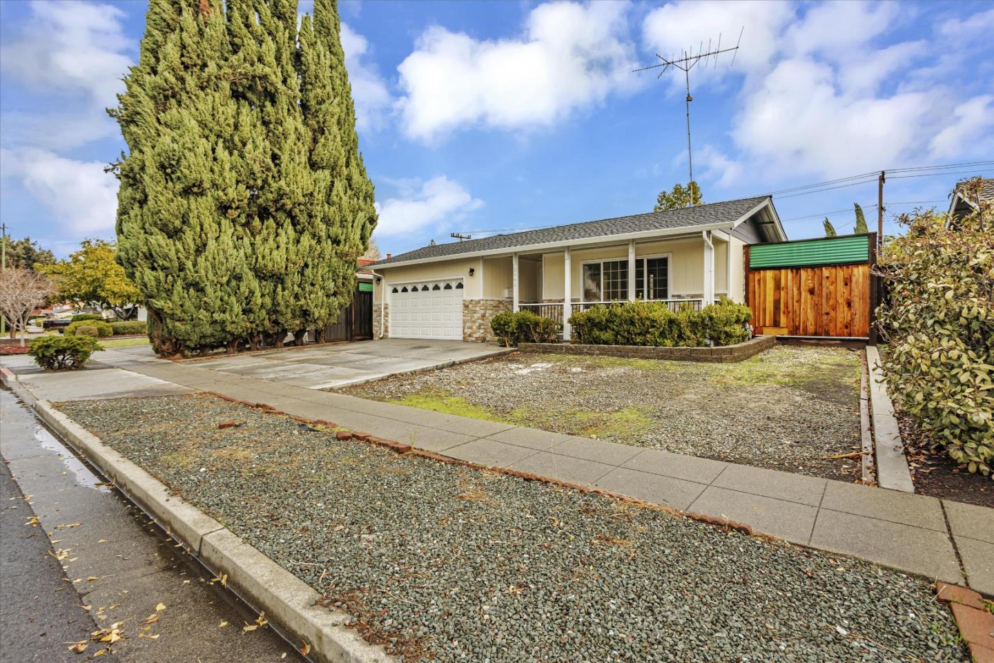 Detail Gallery Image 3 of 34 For 2082 Muirwood Way, San Jose,  CA 95132 - 3 Beds | 2 Baths