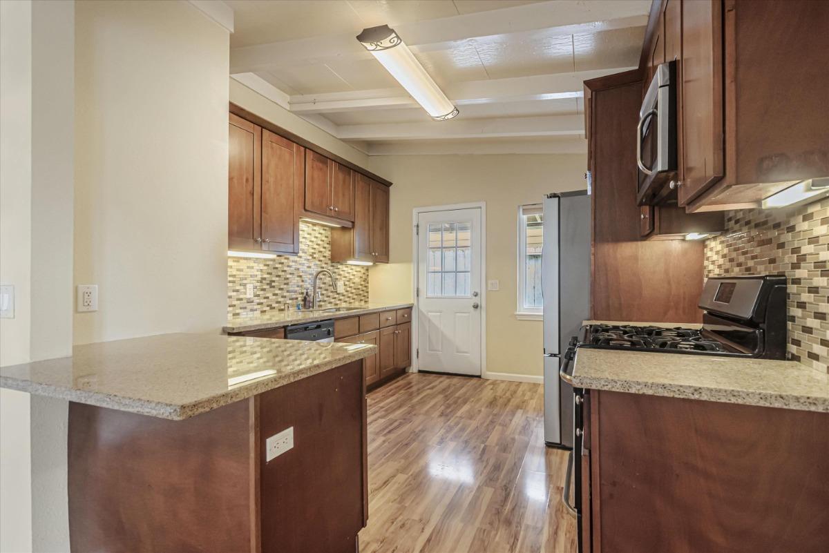 Detail Gallery Image 6 of 29 For 1143 Cobb St #1,  San Mateo,  CA 94401 - 3 Beds | 2 Baths