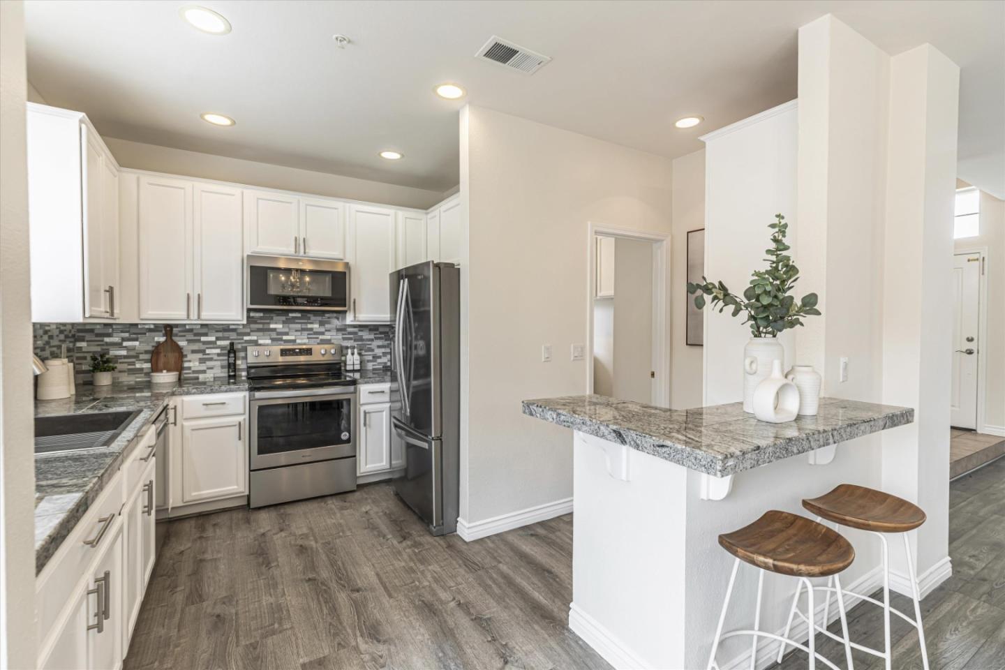 Detail Gallery Image 11 of 40 For 20 Canterbury Pl, Gilroy,  CA 95020 - 3 Beds | 2/1 Baths