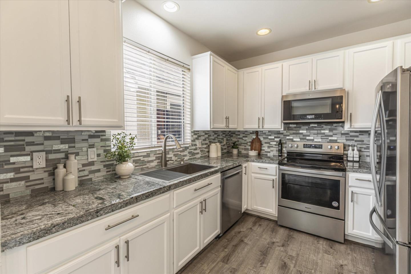 Detail Gallery Image 12 of 40 For 20 Canterbury Pl, Gilroy,  CA 95020 - 3 Beds | 2/1 Baths