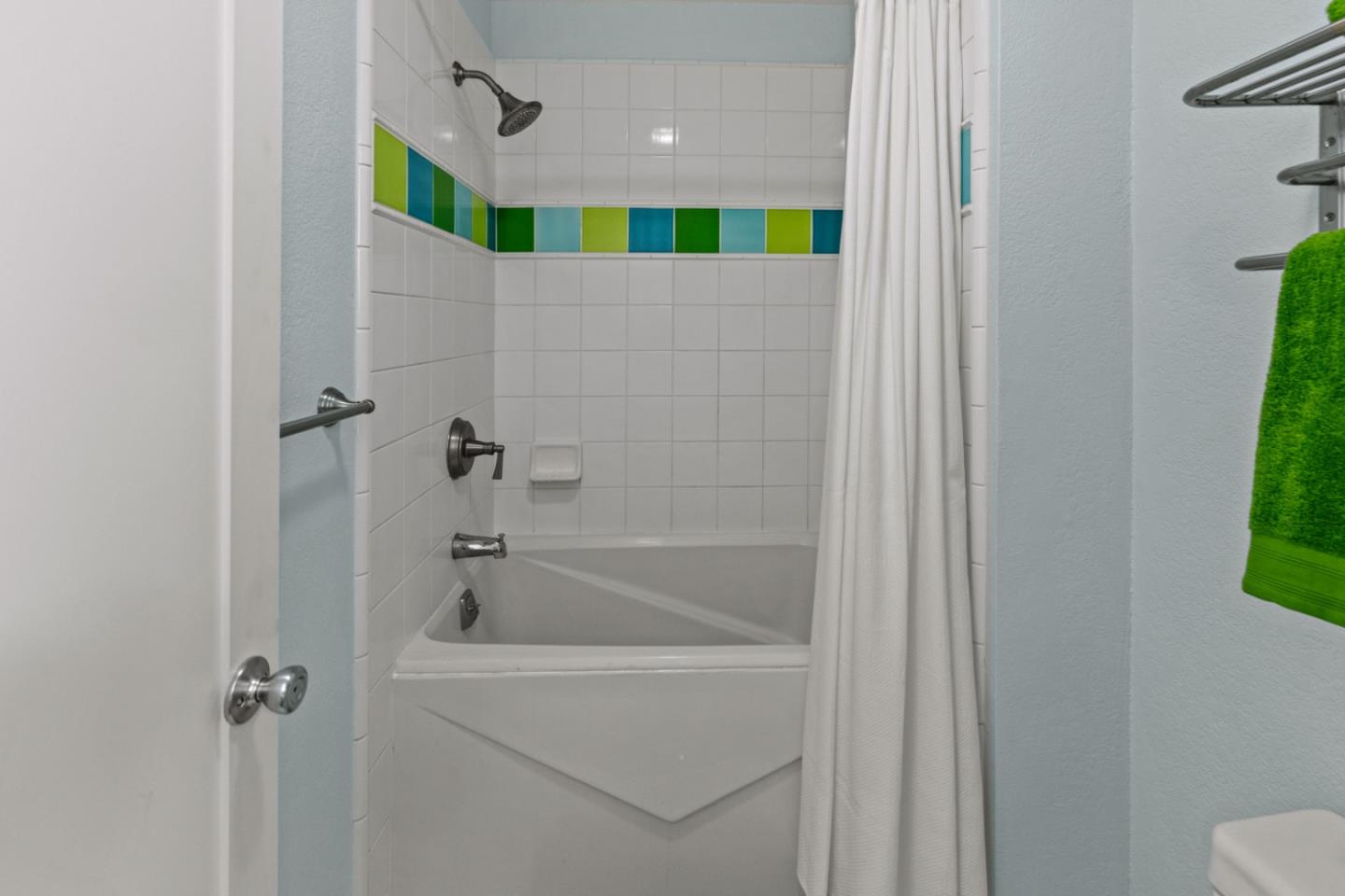 Detail Gallery Image 6 of 22 For 1 Surf Way #214,  Monterey,  CA 93940 - 1 Beds | 1 Baths