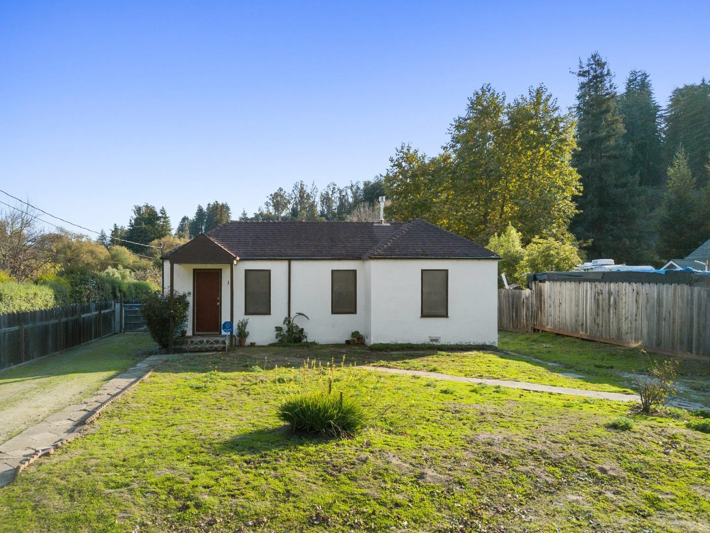 Detail Gallery Image 1 of 28 For 17 White Rd, Watsonville,  CA 95076 - 2 Beds | 1 Baths