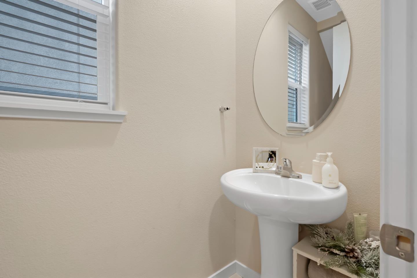 Detail Gallery Image 5 of 38 For 403 Crane Ln, Hollister,  CA 95023 - 3 Beds | 2/1 Baths