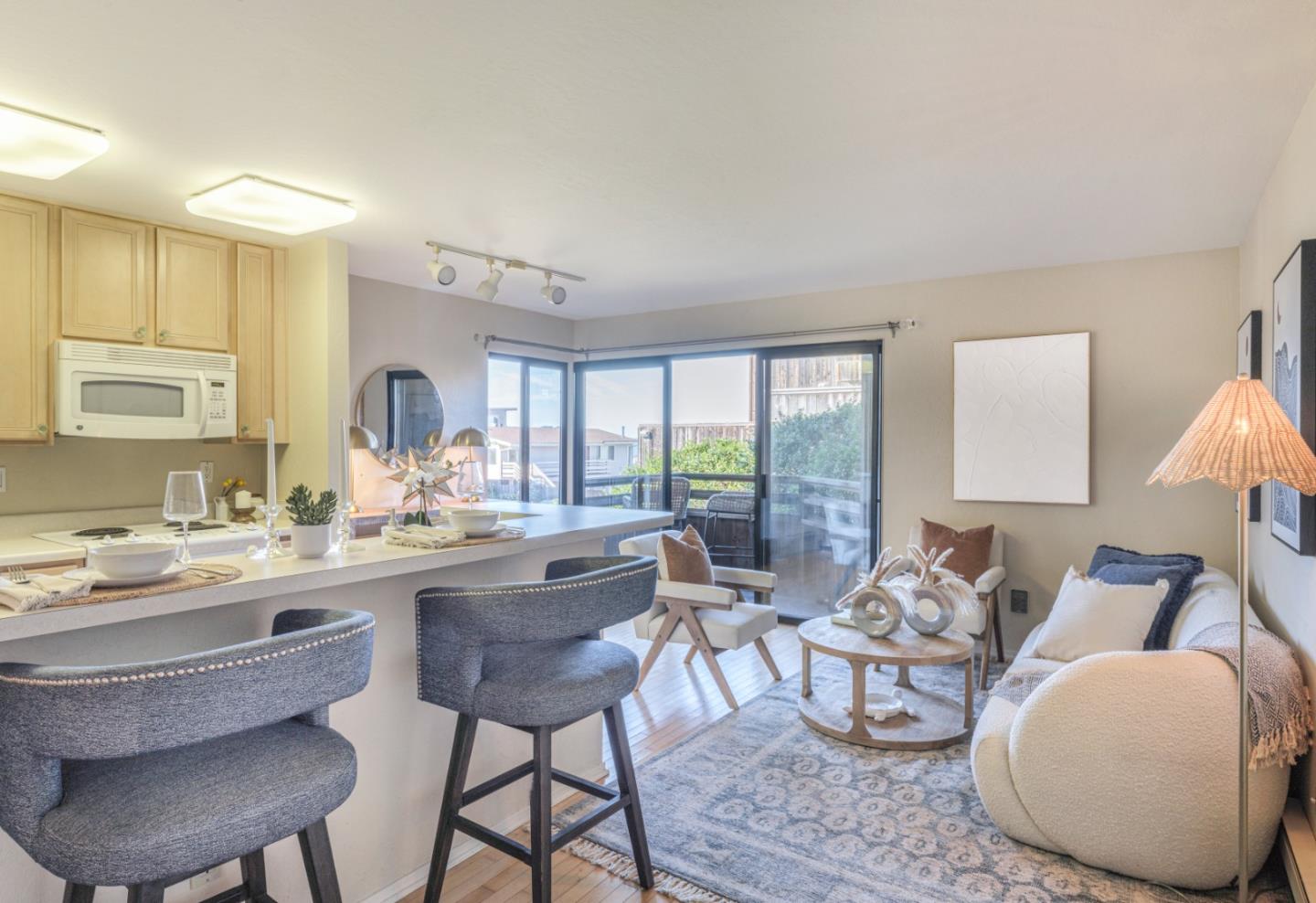 Detail Gallery Image 2 of 15 For 125 Surf Way #343,  Monterey,  CA 93940 - 1 Beds | 1 Baths