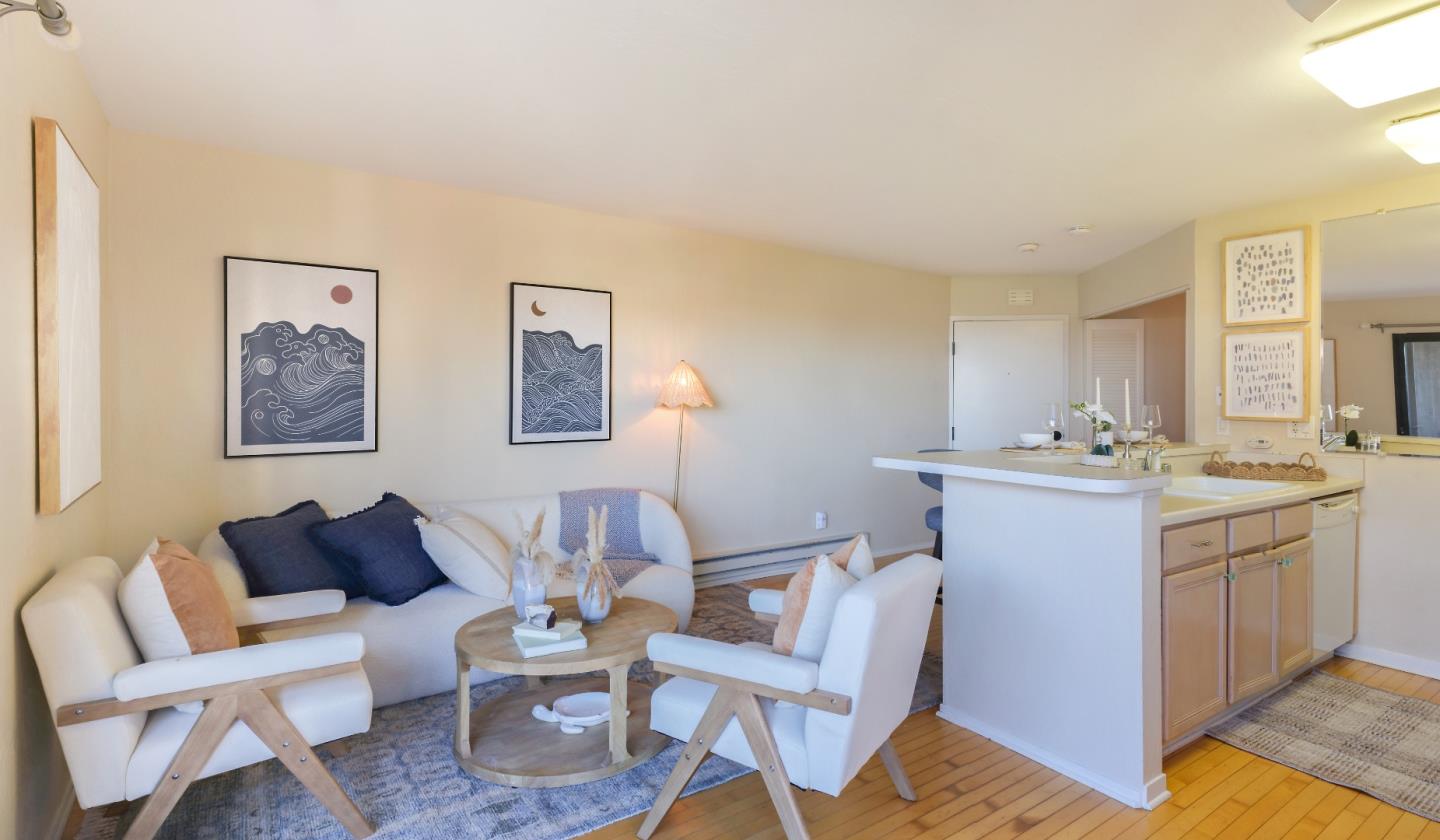 Detail Gallery Image 4 of 15 For 125 Surf Way #343,  Monterey,  CA 93940 - 1 Beds | 1 Baths