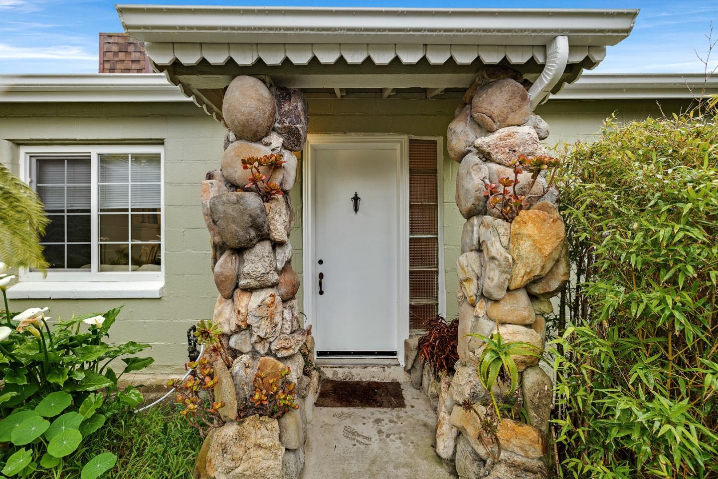 Detail Gallery Image 3 of 45 For 1219 Cedar St, Montara,  CA 94037 - 3 Beds | 2 Baths