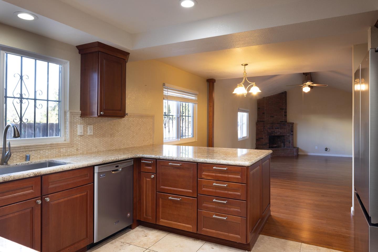 Detail Gallery Image 10 of 28 For 9791 Arrowleaf Trail, Salinas,  CA 93907 - 3 Beds | 2 Baths