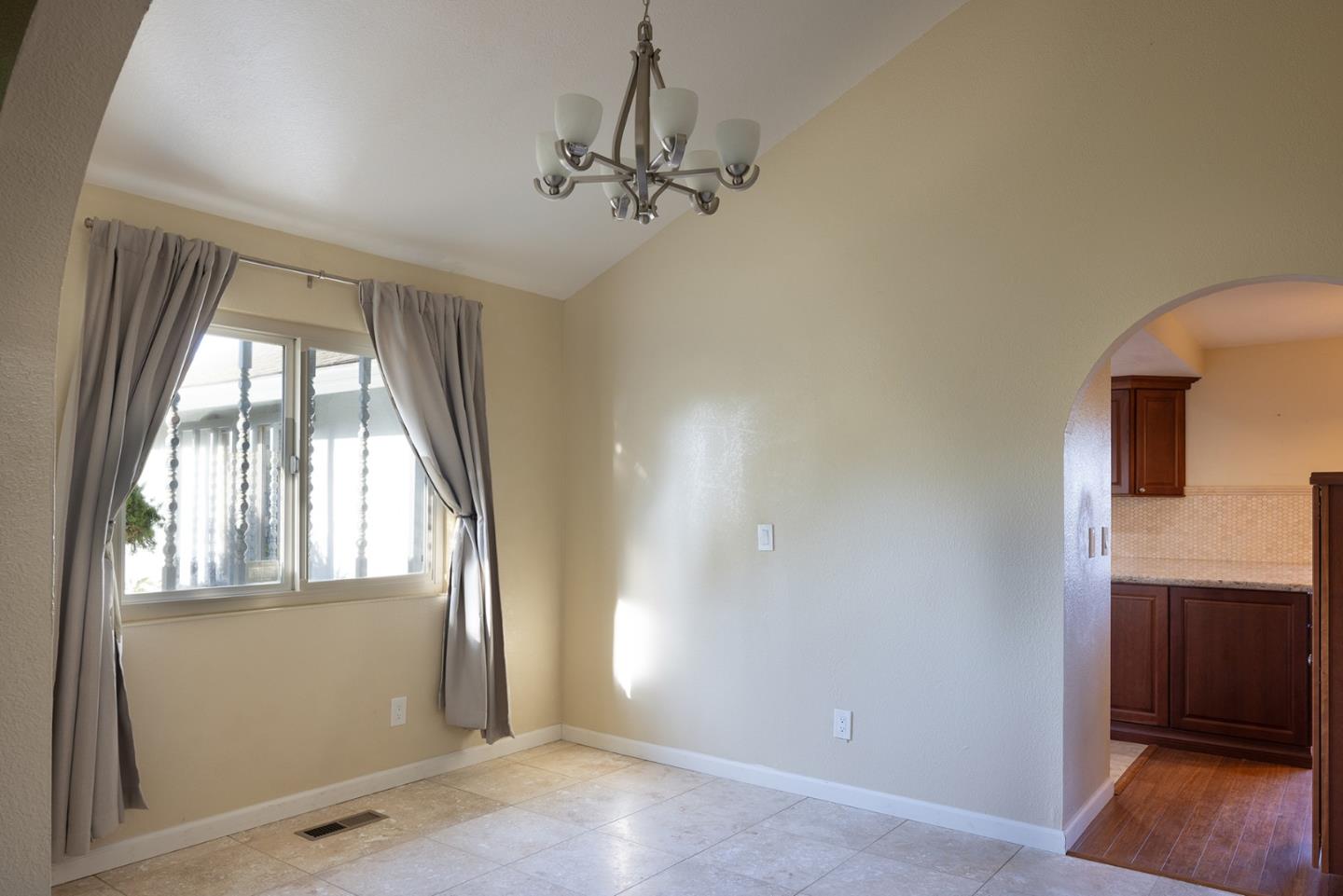 Detail Gallery Image 13 of 28 For 9791 Arrowleaf Trail, Salinas,  CA 93907 - 3 Beds | 2 Baths