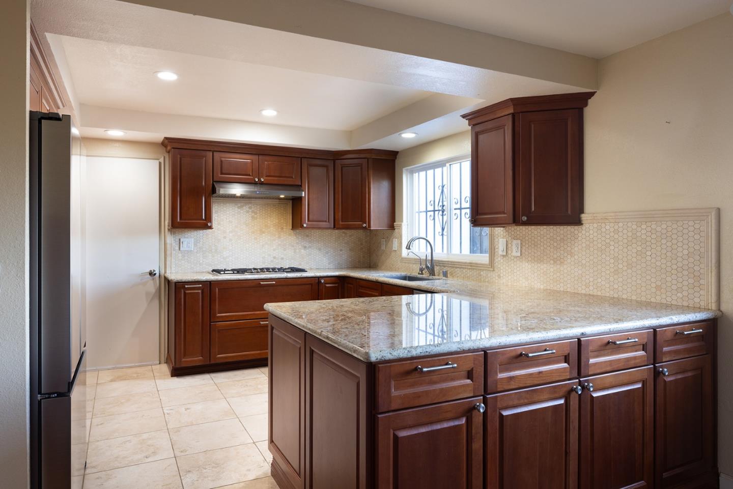 Detail Gallery Image 7 of 28 For 9791 Arrowleaf Trail, Salinas,  CA 93907 - 3 Beds | 2 Baths