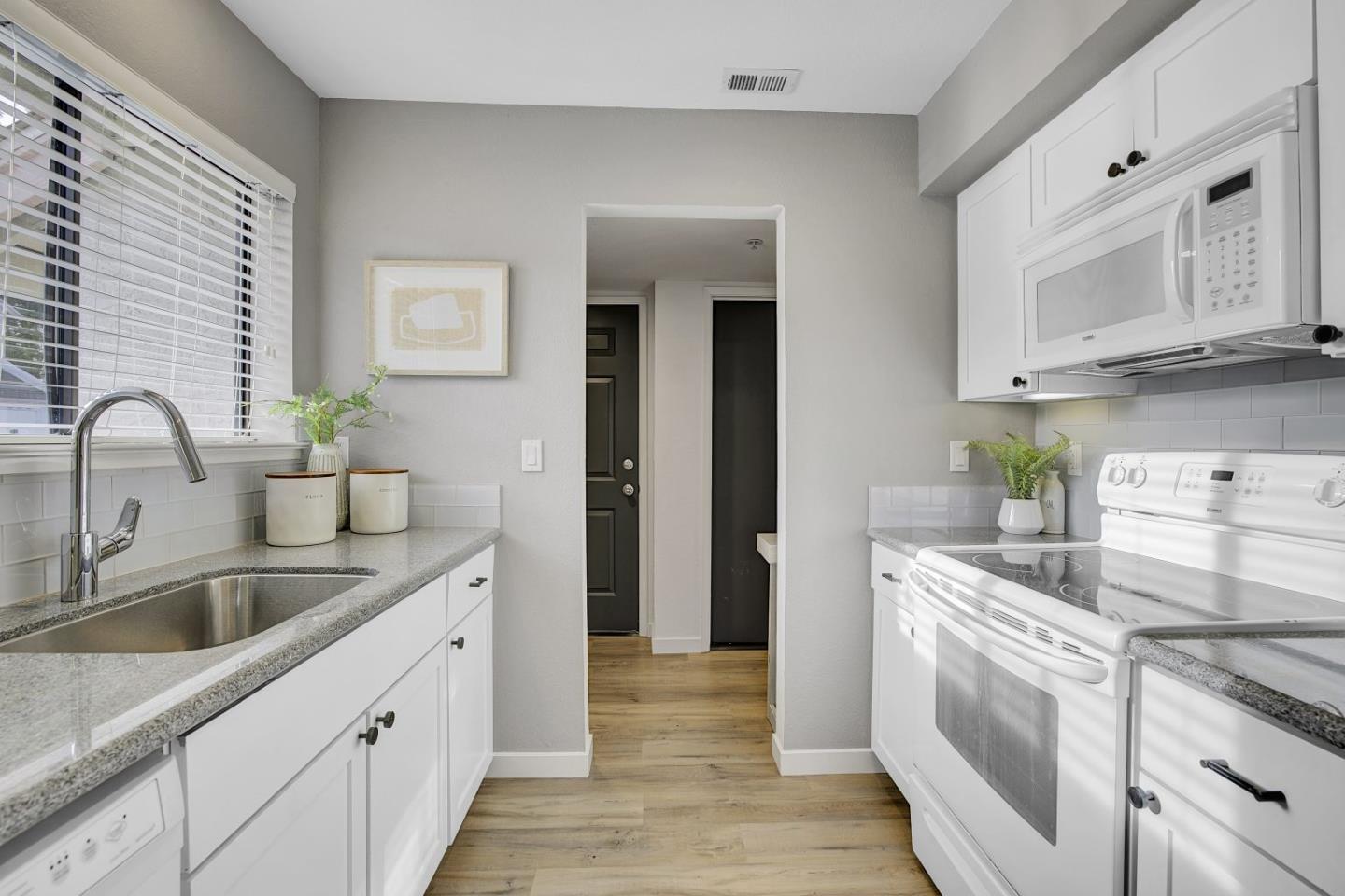 Detail Gallery Image 15 of 42 For 3073 Middlefield Rd #101,  Palo Alto,  CA 94306 - 1 Beds | 1 Baths