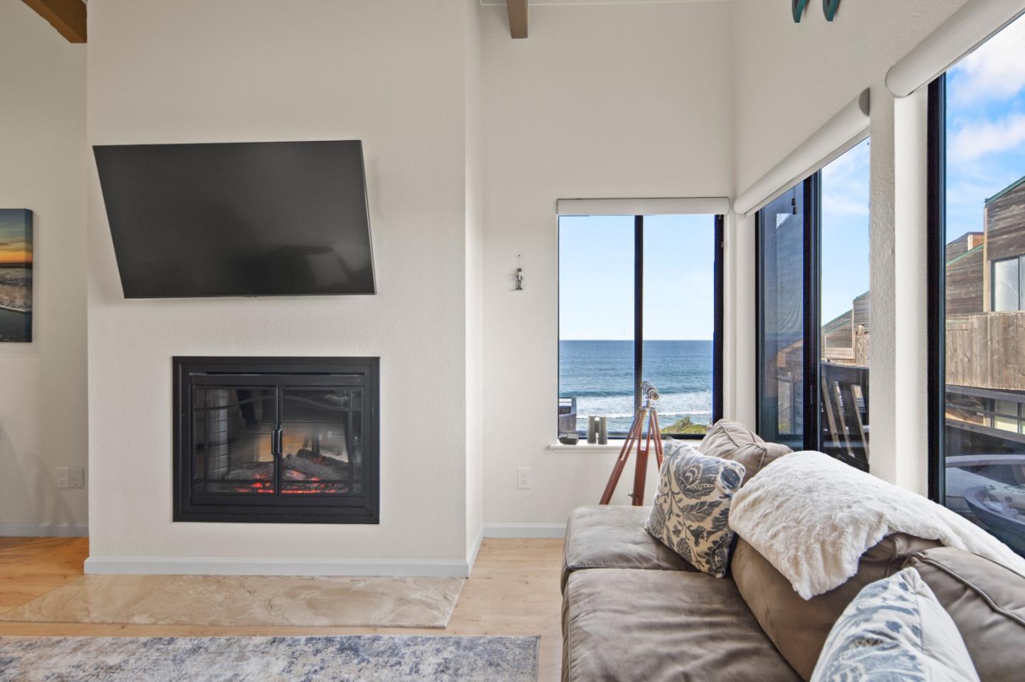 Detail Gallery Image 3 of 22 For 1 Surf Way #228,  Monterey,  CA 93940 - 2 Beds | 2 Baths