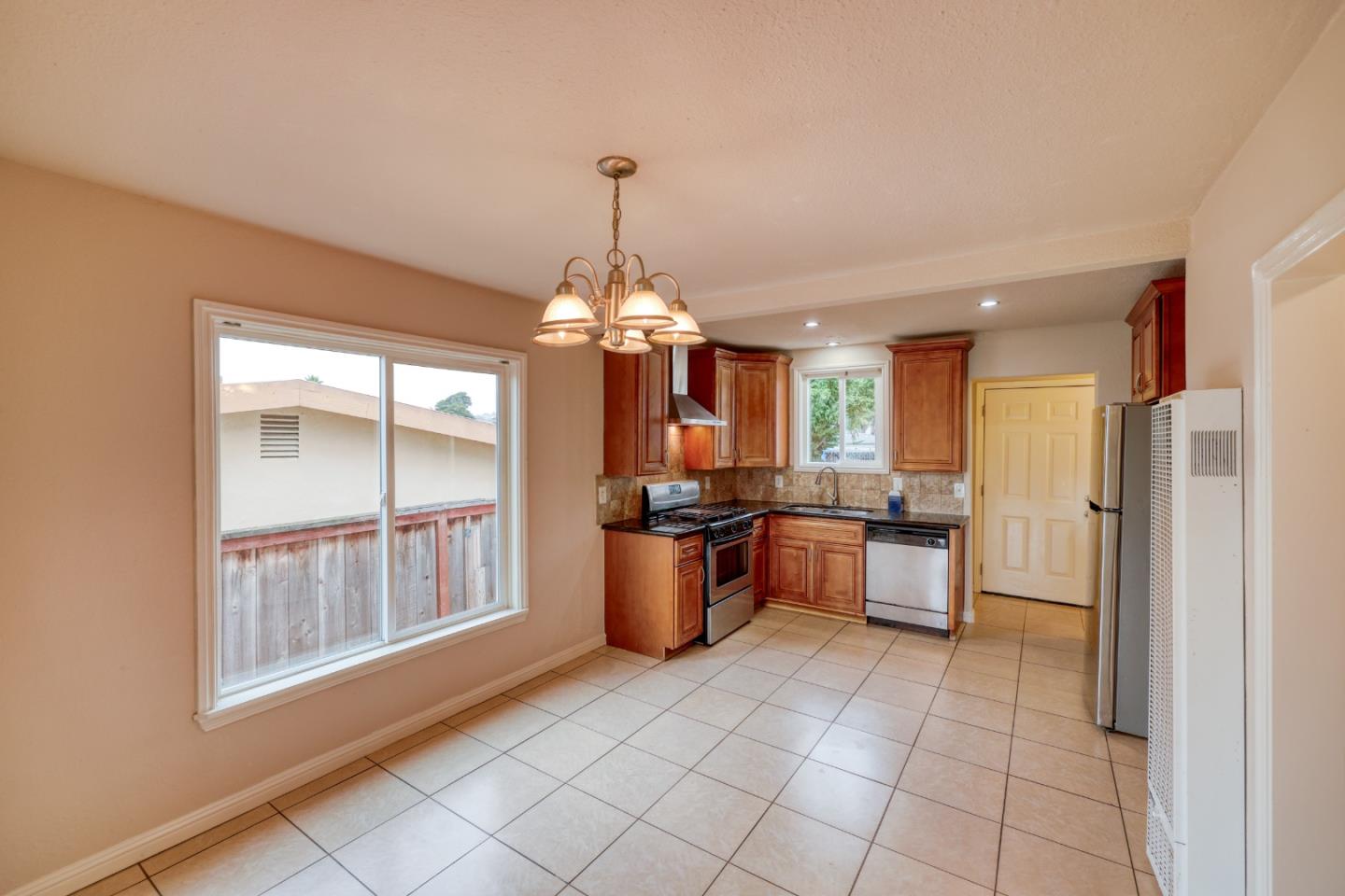 Detail Gallery Image 5 of 30 For 1652 Luxton St, Seaside,  CA 93955 - 3 Beds | 2 Baths