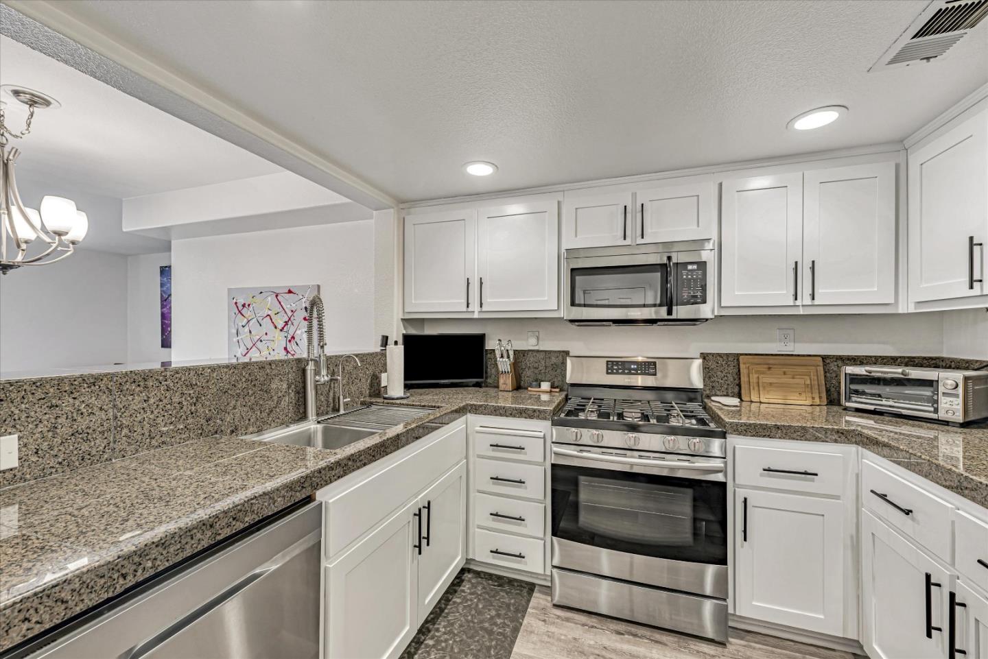 Detail Gallery Image 11 of 44 For 1412 Alegria Loop, San Jose,  CA 95128 - 2 Beds | 2/1 Baths