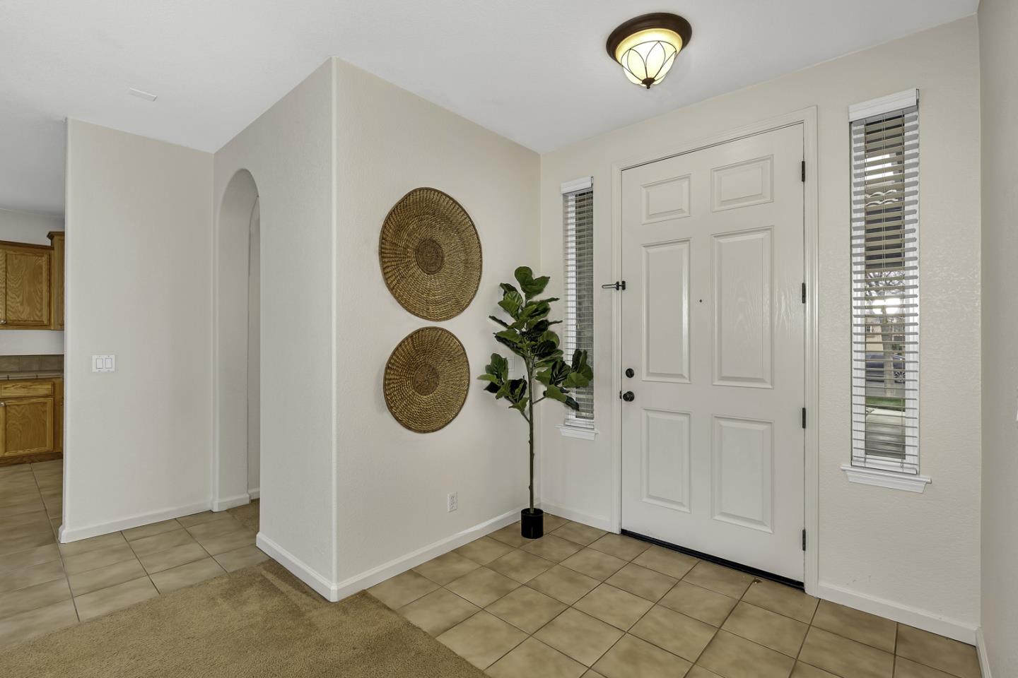 Detail Gallery Image 5 of 28 For 2088 Maximillian Ct, Los Banos,  CA 93635 - 4 Beds | 2/1 Baths