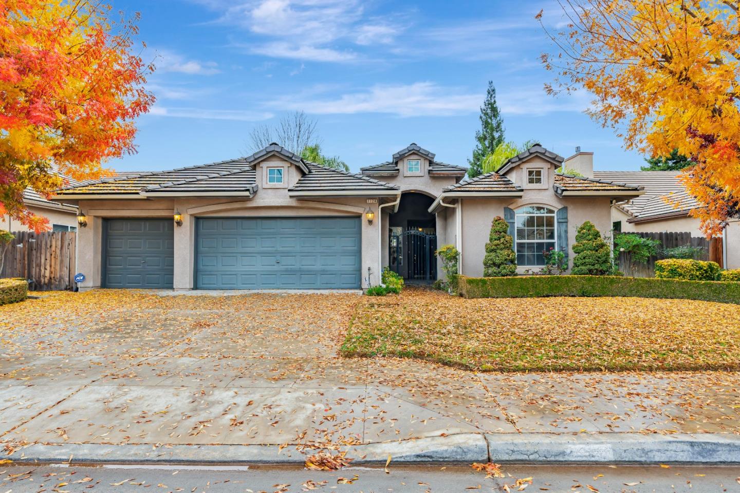 Detail Gallery Image 1 of 17 For 1126 E Royal Dornoch, Fresno,  CA 93730 - 4 Beds | 3 Baths