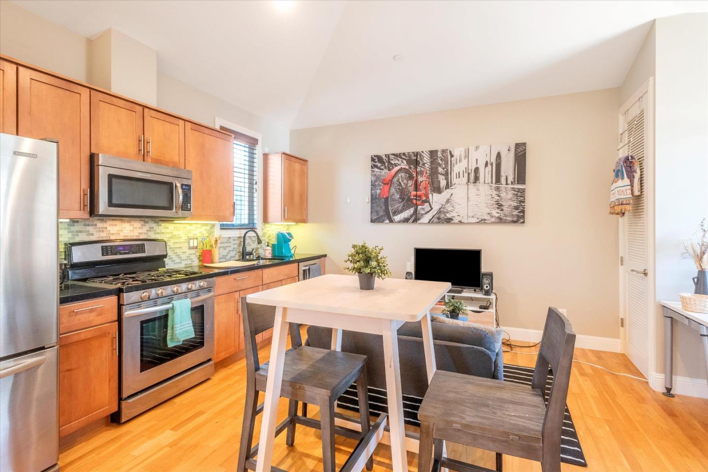 Detail Gallery Image 9 of 22 For 21 S Claremont St #13,  San Mateo,  CA 94401 - 1 Beds | 1/1 Baths