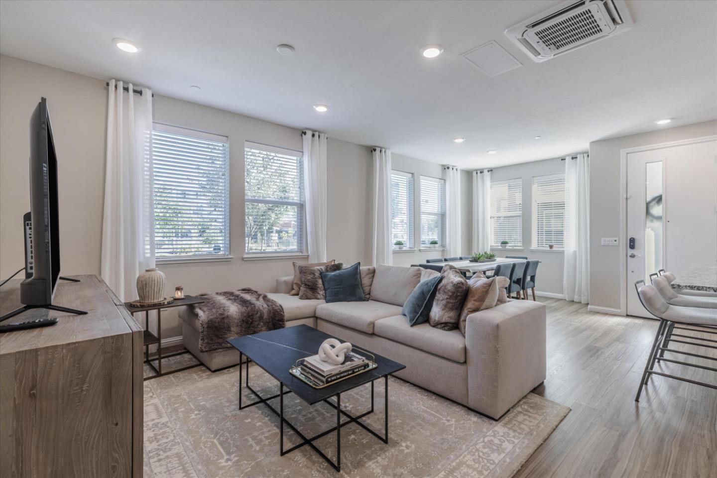 Detail Gallery Image 4 of 28 For 6568 Vision Ct, San Jose,  CA 95119 - 2 Beds | 2 Baths
