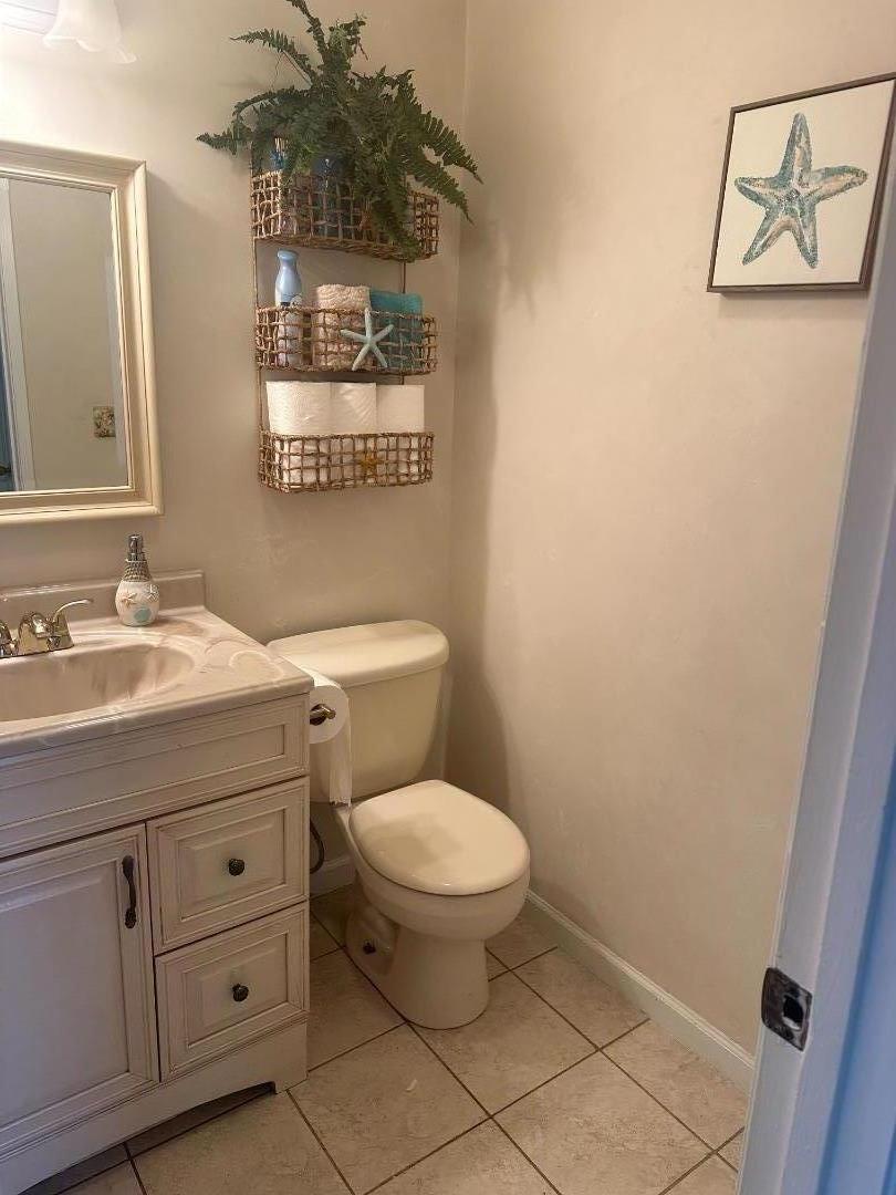 Detail Gallery Image 6 of 9 For 915 Acosta Plz #6,  Salinas,  CA 93905 - 2 Beds | 1/1 Baths