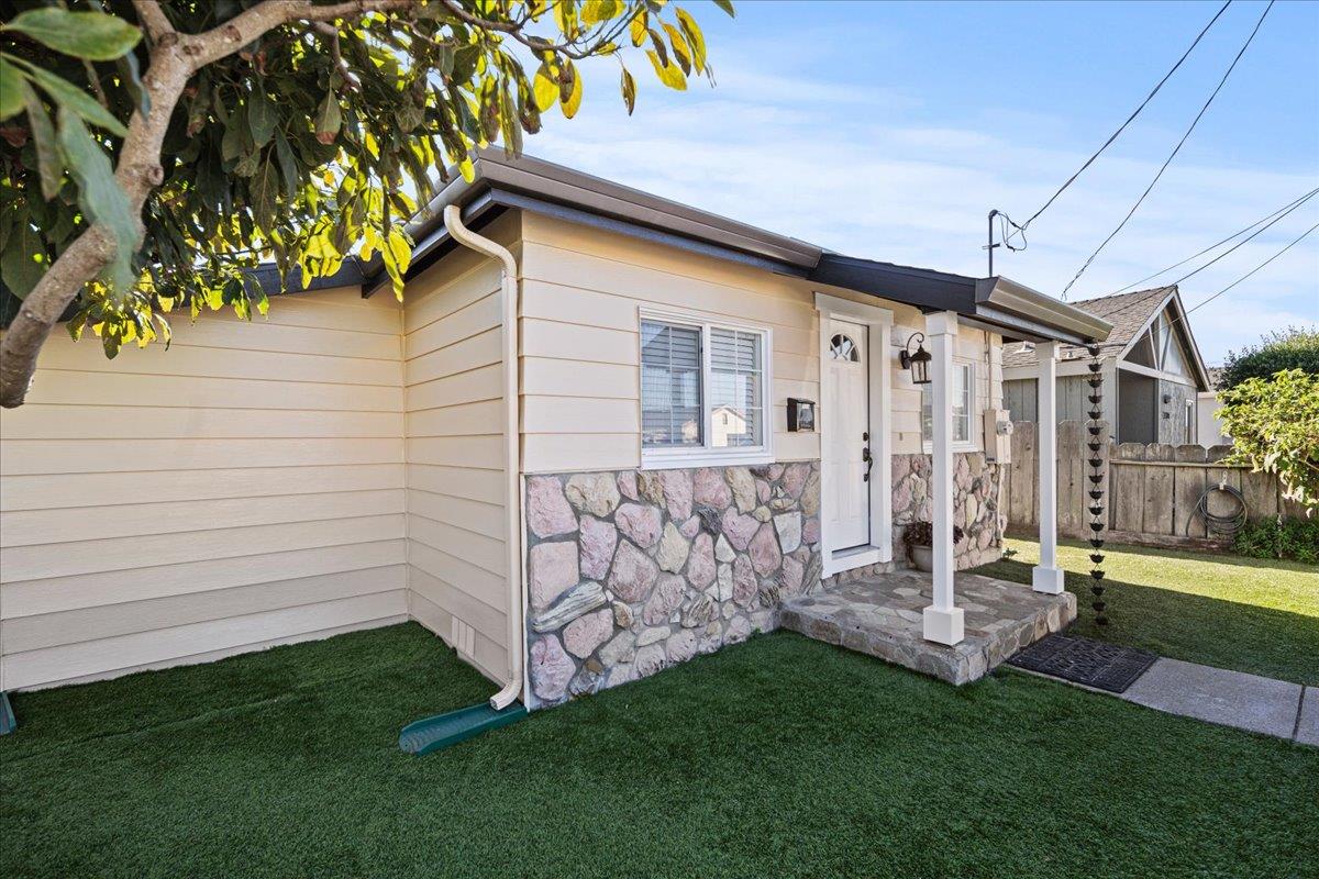 Detail Gallery Image 2 of 16 For 720 Amador Ave, Seaside,  CA 93955 - 2 Beds | 1 Baths