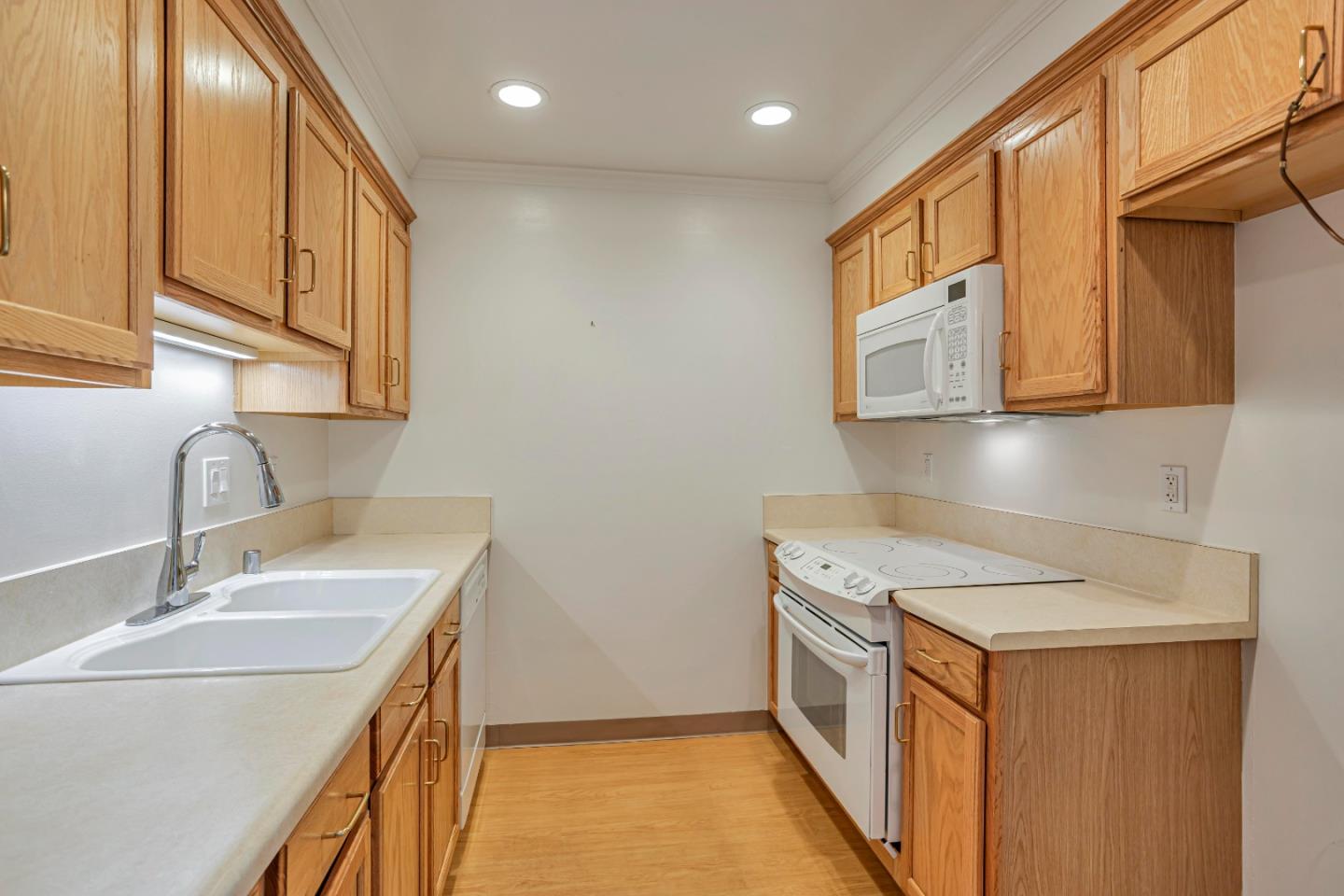 Detail Gallery Image 11 of 33 For 1940 Mount Vernon Ct #14,  Mountain View,  CA 94040 - 2 Beds | 2 Baths