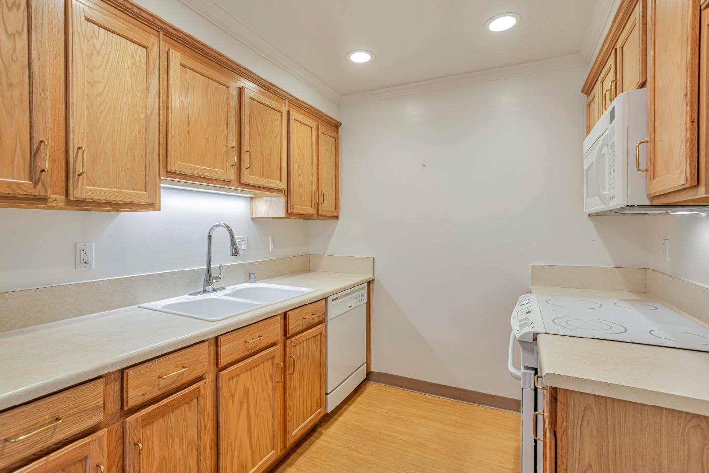 Detail Gallery Image 12 of 33 For 1940 Mount Vernon Ct #14,  Mountain View,  CA 94040 - 2 Beds | 2 Baths