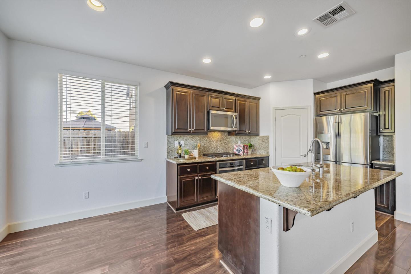 Detail Gallery Image 11 of 40 For 910 Verissimo Ct, Hollister,  CA 95023 - 3 Beds | 2 Baths