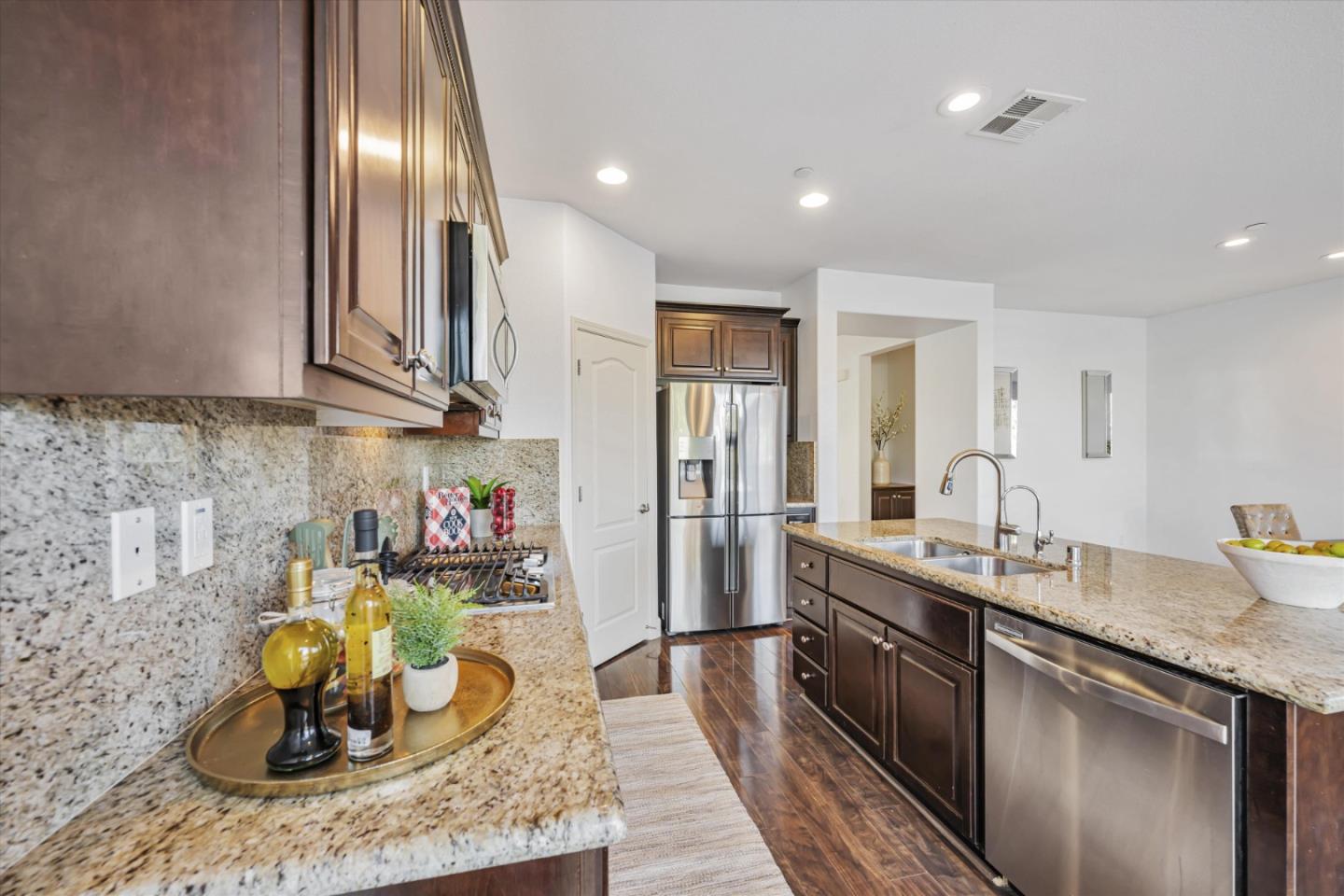 Detail Gallery Image 12 of 40 For 910 Verissimo Ct, Hollister,  CA 95023 - 3 Beds | 2 Baths