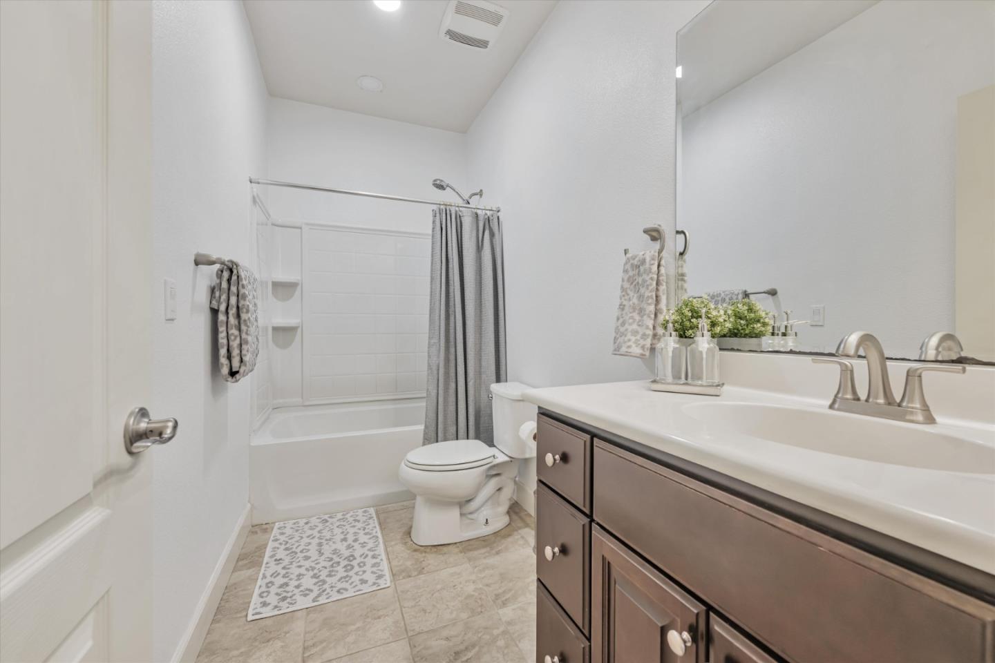 Detail Gallery Image 33 of 40 For 910 Verissimo Ct, Hollister,  CA 95023 - 3 Beds | 2 Baths