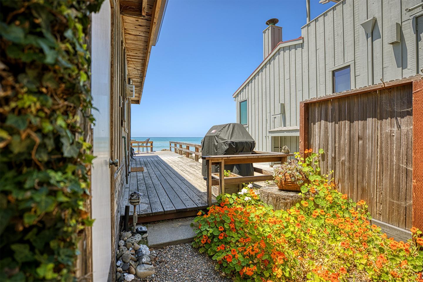 Detail Gallery Image 8 of 28 For 16 Potbelly Beach Rd, Aptos,  CA 95003 - 2 Beds | 1 Baths