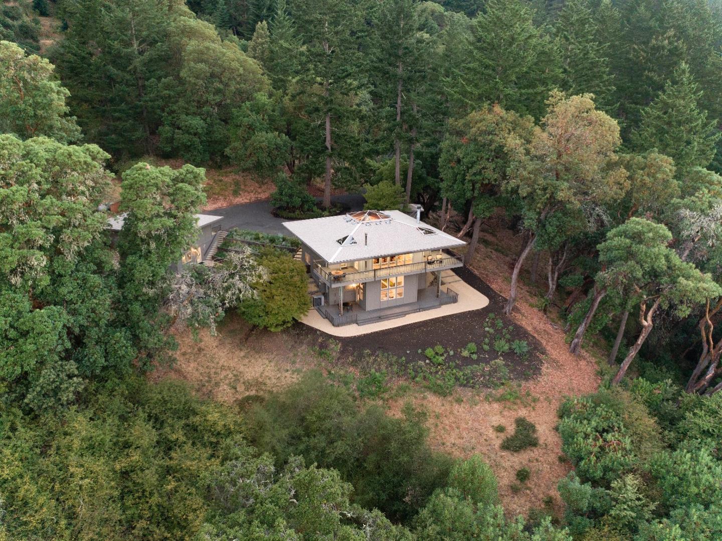 Detail Gallery Image 2 of 37 For 33 Bear Glen Dr, Woodside,  CA 94062 - 4 Beds | 4 Baths