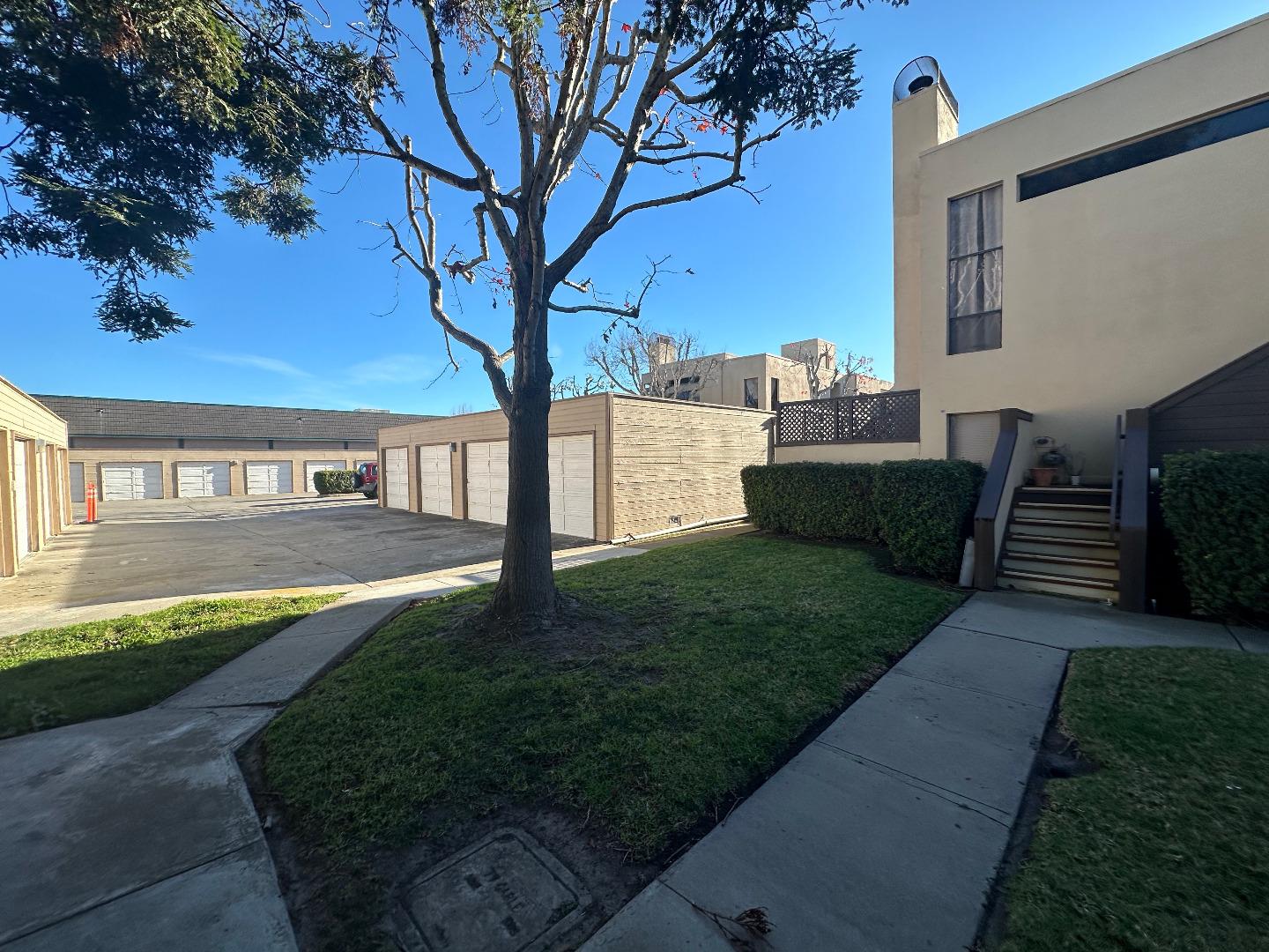 Detail Gallery Image 2 of 16 For 1067 Padre Dr #1,  Salinas,  CA 93901 - 2 Beds | 2 Baths